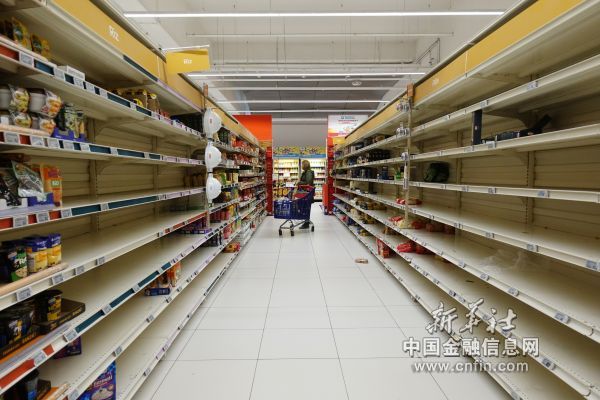 　3月5日，在法国巴黎北部一家大型连锁超市，摆放意面和大米的货架仅剩下零星商品。